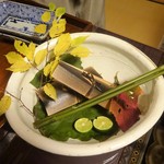 美山荘 - 夕食（摘草料理）：子持ち鮎の幽庵焼