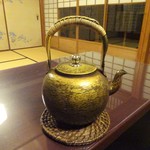 美山荘 - 夕食（摘草料理）：お茶（焙じ茶）