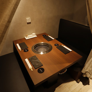 【～4名様　ソファー席】
                                          カーテンでゆるやかに仕切られた半個室のようなソファー席