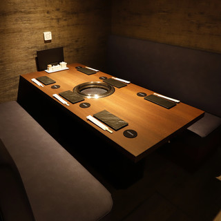 【～6名様　ソファー席個室】
                                          寛いでお過ごしいただけるソファー席個室もございます