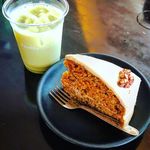 HealthyTOKYO Cafe & Shop - キャロットケーキとアイス抹茶ラテ