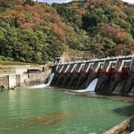 鮎の庄 - ダムと紅葉