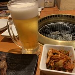 Hidagyu U Ittougai Yakiniku Akariya - 生ビール、キムチ