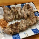 炭火やきとり なべちゃん - 「豚タン串」と「カシラ串」各100円也。
