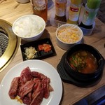 国産牛焼肉くいどん - セットにはサラダ、キムチ、スープ、ドリンクがつく