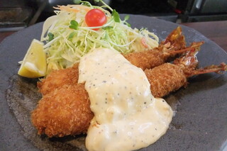 Yadakatsu - 名物！海老フライ定食！名古屋でもこの海老は数店舗しか仕入れられない貴重な海老です！！
