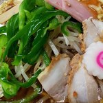 中華そば みたか - ピーマンの下には茹でもやし。