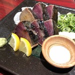 鶏飛人 - 自家製戻りカツオのわら焼き塩タタキ　790円