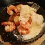 Bisutoro Izakaya Hoyakenyo - サービスのアツアツトッピングラクレットチーズ海老とじゃが芋の炙り焼き
