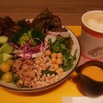 UPLIGHT COFFEE - 16品目のベジタリアンサラダ、カフェラテ