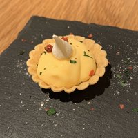 カステリーナ - アミューズの「ミニタルト」
                    タルト生地の中にペコリーノチーズのムースを入れ、胡椒メレンゲをトッピング。