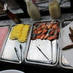 すぎの - 魚フライ、焼き魚はサケ、整形されたオムレツ、ハム、高野豆腐の煮物