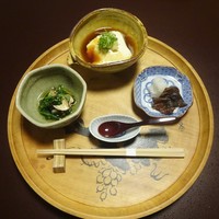 美山荘 - 朝食：自家製豆腐、青菜と椎茸のお浸し、鯖のへしこ