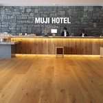 MUJI HOTEL GINZA - フロント。客室を含め、すべて床は木目で統一。