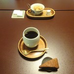 美山荘 - 朝食：コーヒー、黒糖菓子