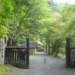美山荘 - 敷地の奥に続く定峰寺