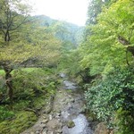 美山荘 - 川の棟の脇を流れる清流