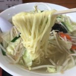 大三元 - 麺は平打ち　シンプルなスープの中で良い意味で存在感あり