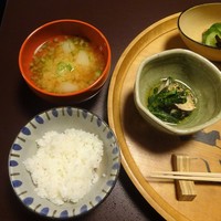 美山荘 - 朝食：青菜のお浸し、土鍋ご飯、蕪のお味噌汁