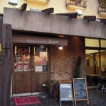 洒落た外観(入口付近)