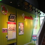 生パスタバカの店　赤坂パストディオ - グリーンをメインにした明るい店頭