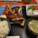 備長炭火焼 じげ - 鮪かま（中）とお刺身のセット