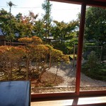 瞬 - 店内から見える庭。