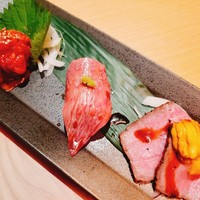 近江うし焼肉 にくTATSU 銀座店 -  にくTATSUユッケ、サーロインの炙り寿司、イチボのローストビーフ雲丹乗せ 