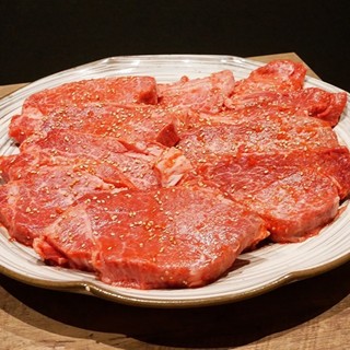 【奈良KIYA】 为您准备了厨师长的烤牛里脊肉配料的全部炭烤架