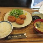 肉菜処 かえる屋  - 私が頼んだ日替わりランチは錦雲豚のメンチカツランチ８９０円。