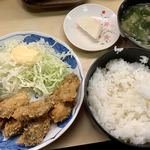 お食事処 まつおか - カキフライの定食、ほかに小鉢有り。この日はレンコンの煮物だった。