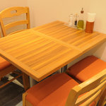 生パスタバカの店　銀座パストディオ - 奥にテーブル席あり