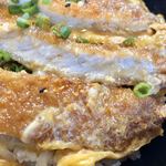 吉ひろ - カツ丼は七味をかけてガツガツいきます
