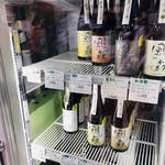 Higashikawa Saketen - 店内の冷蔵庫には「風の森」がたくさん！
                        18種類くらいありました。