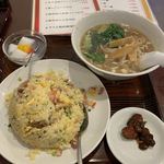 美山飯店 - 五目チャーハン、半ラーメン Nov/2019