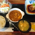 お食事 木馬 - 料理写真:御飯セット+カレー+豚の角煮+トマトサラダ(1166円)