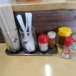 手打ちラーメン 清仁軒 - 【2019.11.11(月)】テーブルにある調味料