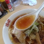 手打ちラーメン 清仁軒 - 【2019.11.11(月)】手打ちラーメン(並盛・155g)750円のスープ