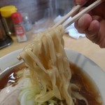 手打ちラーメン 清仁軒 - 【2019.11.11(月)】手打ちラーメン(並盛・155g)750円の麺