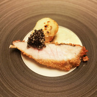 長谷川 稔 - 徳島県産活締黒むつのカツレツにベルーガキャビア、チーズを使ったグラタンタルタルソース