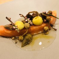 et NOU - 青森産サーモン　銀杏のマリネ　オクラのつぼみ　秋田産天然みずの実　ツルムラサキの花　トマトとパプリカのコンソメ