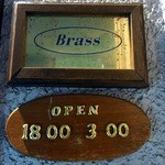 Brass - Ｂｒａｓｓって、金看板ですよ。 お店は、１８時から翌日の３時までやっているようですね。 ゆっくりとくつろげる感じです。