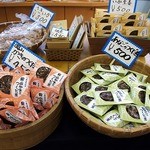 Umi No Eki Shioji - かきのつくだに、あなごのつくだ煮、さきいかも販売していましたよ。 色々と売っていますよね。