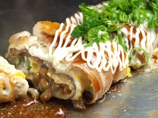 Dandan - だんだんで人気の鉄板料理。納豆を豚肉と卵で包んであります。ビールのお供にばっちり！