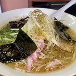 Ichibamboshi - 一番星ラーメン ネギの下に何かが見えてます  ちょっとしたセンス感じるビジュアル