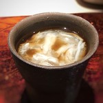 菊鮨 - 蟹の茶碗蒸し・・茶碗蒸しの上にたっぷりの蟹餡、少量のポン酢がかけられています。 茶碗蒸し自体の味わいもいいのですが、蟹餡に少量かけたポン酢がいいアクセントに。