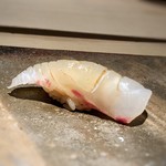 菊鮨 - 鯛（姪浜）一晩寝かせた品・・甘みを感じます。