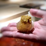 菊鮨 - 軽く火をいれ、タップリの味噌と共に