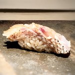 菊鮨 - 喉黒（対馬）・・藁で燻した品。脂がのり美味しいこと。