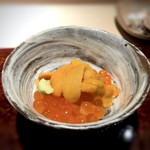 菊鮨 - いくら（新物）と馬糞雲丹・・豪華コラボ。新物のいくらは皮が薄く美味しいですね。 馬糞雲丹は少し小ぶりですが、旨みを感じます。